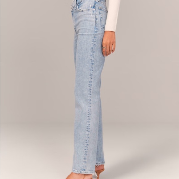 Abercrombie & Fitch | Ultra High Rise 90s Straight Jean - Picture 4 of 6